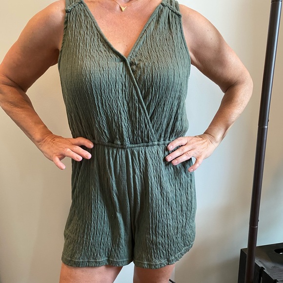 green romper - Picture 1 of 3